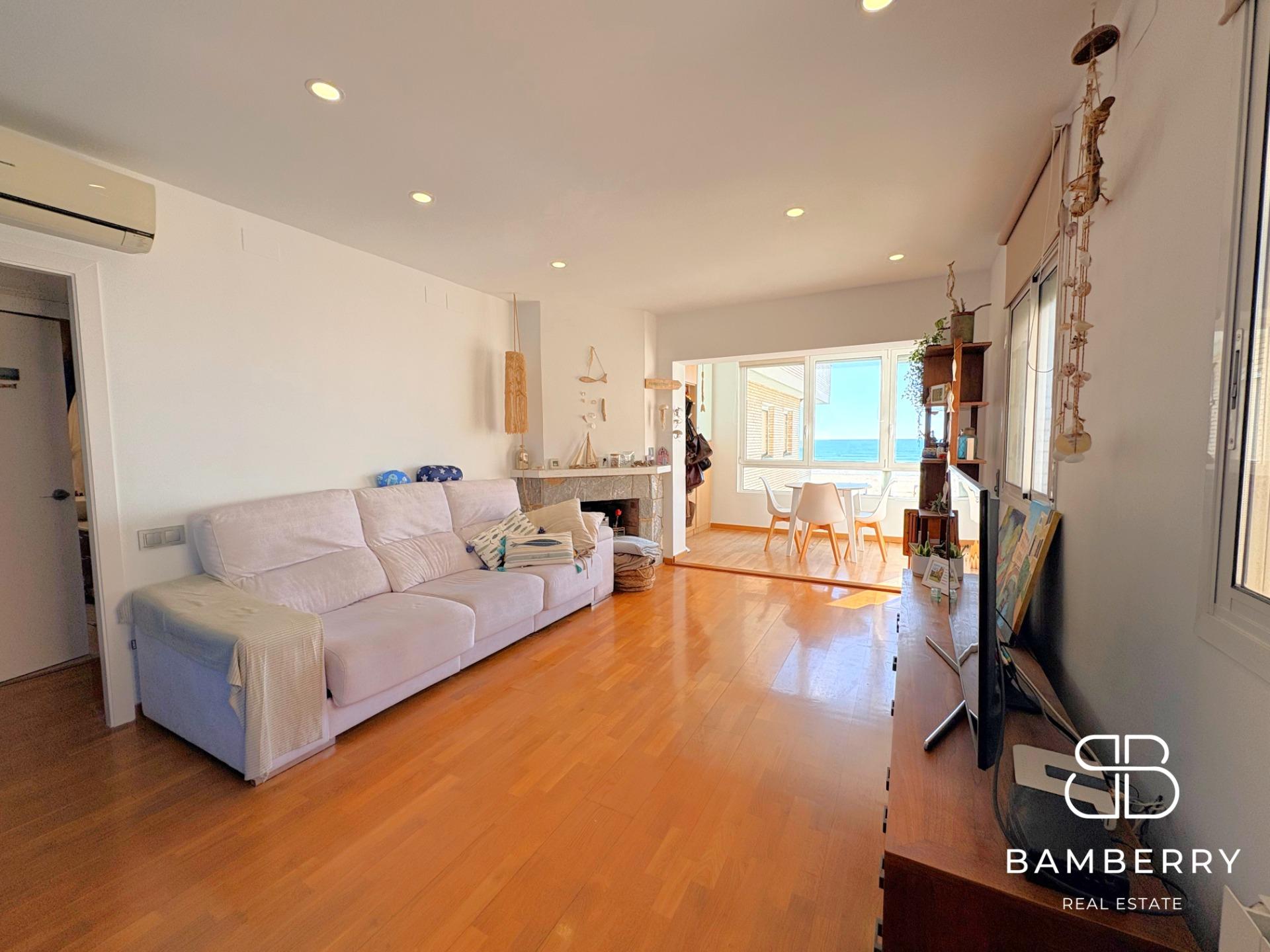 Exclusivo piso reformado en primera línea de mar con gran terraza privada-7