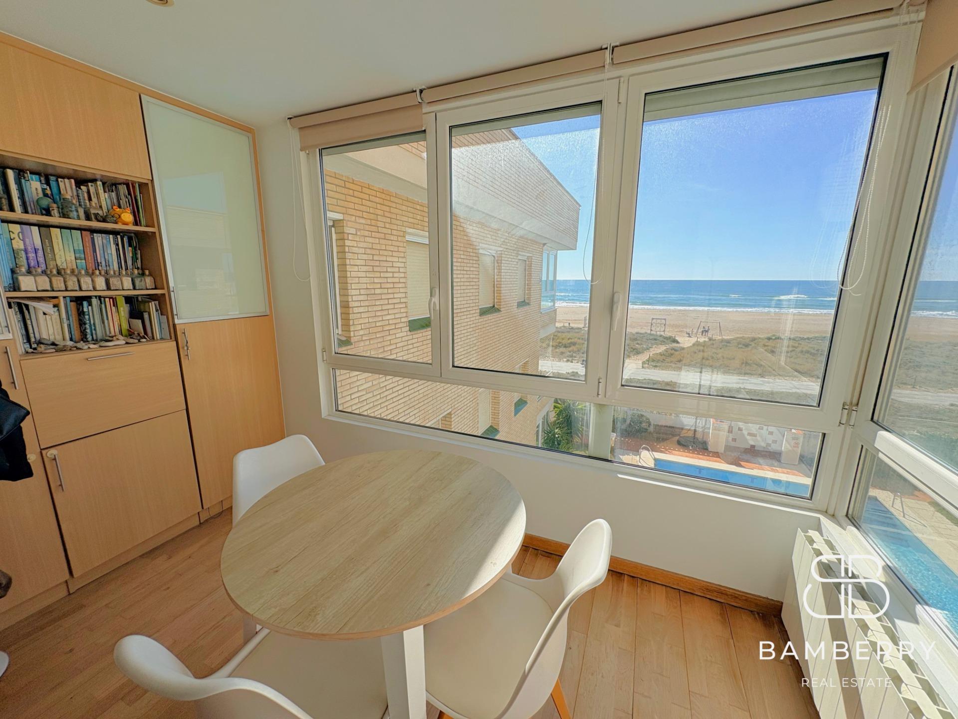 Exclusivo piso reformado en primera línea de mar con gran terraza privada-12