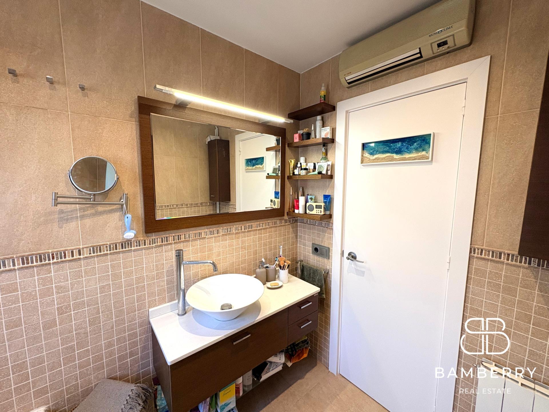 Exclusivo piso reformado en primera línea de mar con gran terraza privada-17