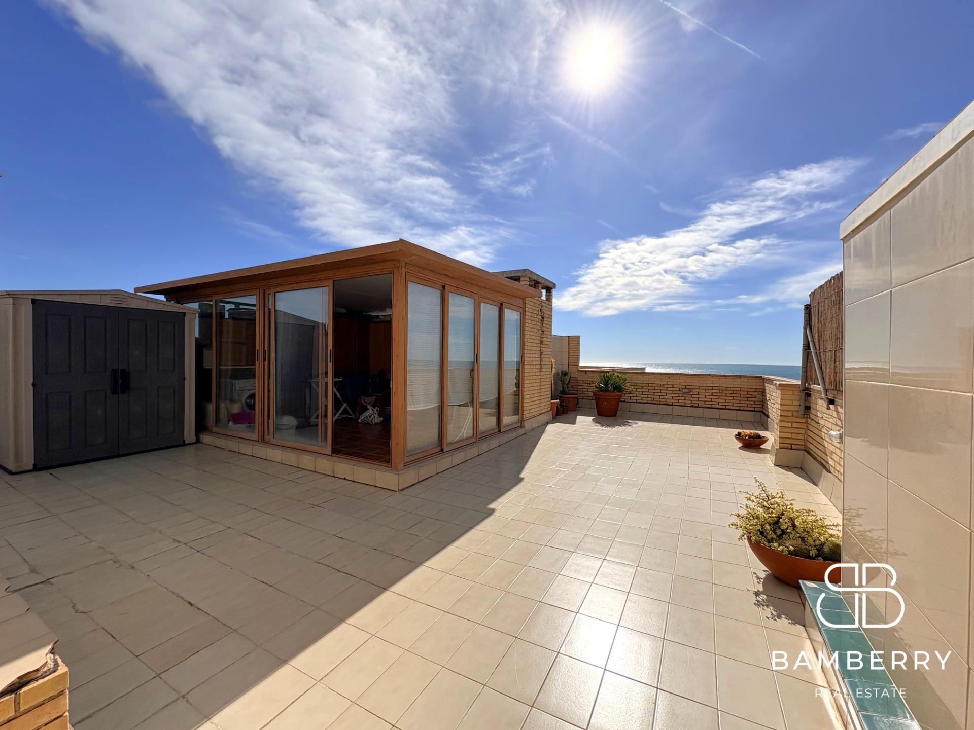 Exclusivo piso reformado en primera línea de mar con gran terraza privada-23