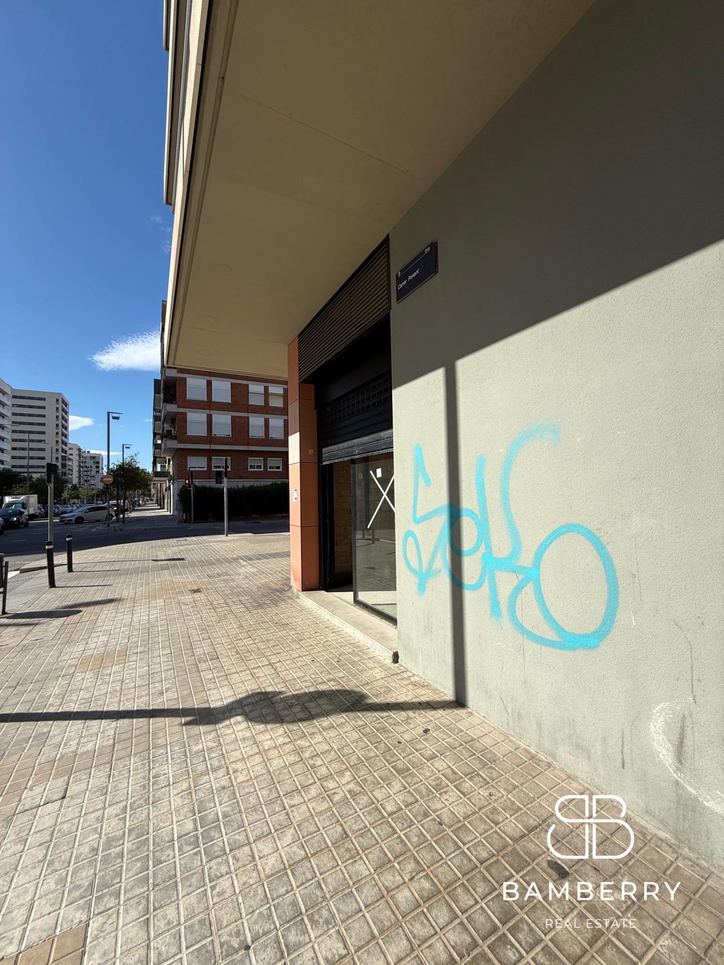 Corner premises in a modern building (2022), with great visibility and a wide façade in Badalona. Perfect to make your business stand out in a highly busy area.-18