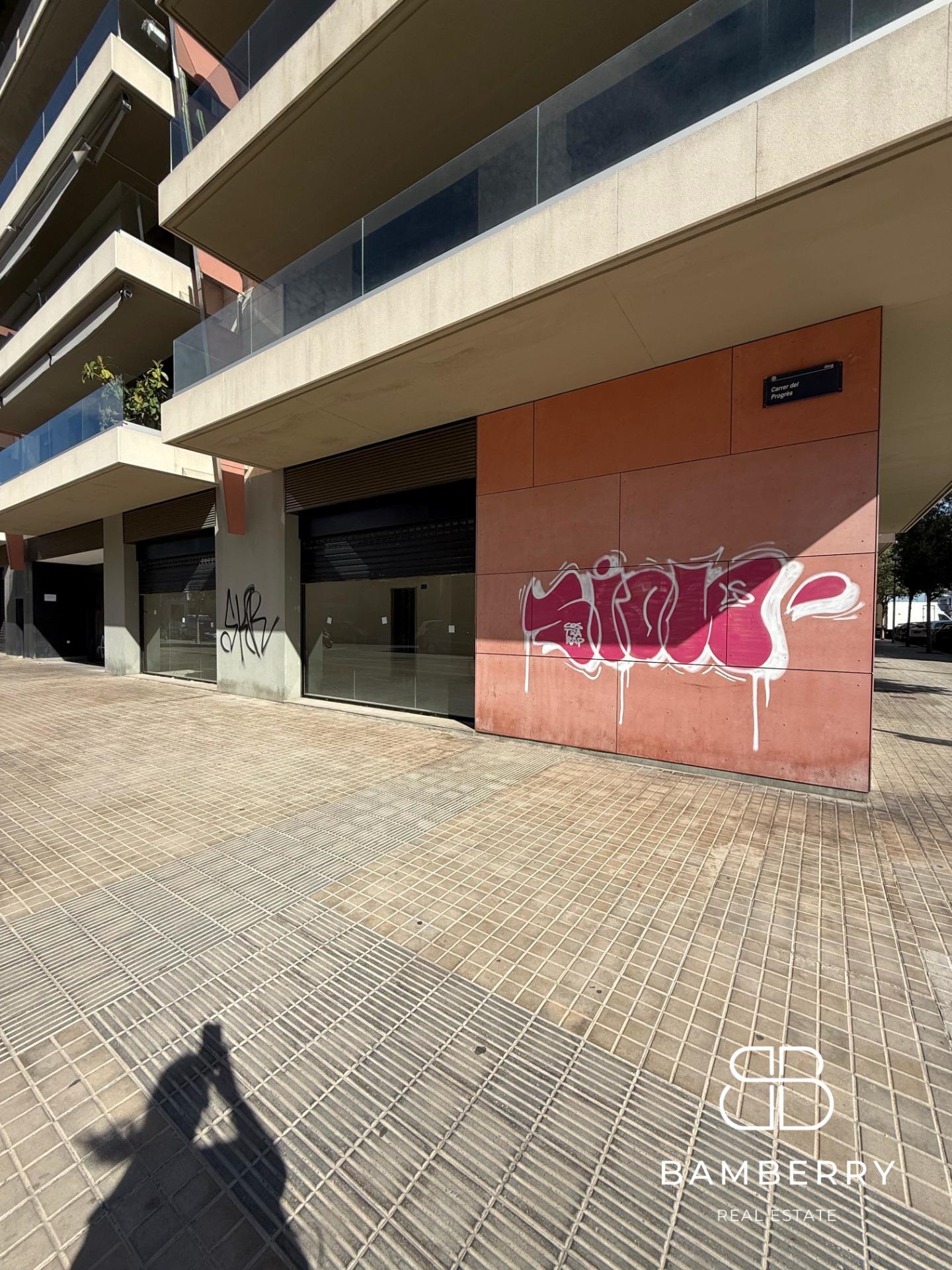 Local cantoner en edifici modern (2022), amb gran visibilitat i una façana àmplia a Badalona. Perfecte per destacar el teu negoci en una zona molt transitada.-2