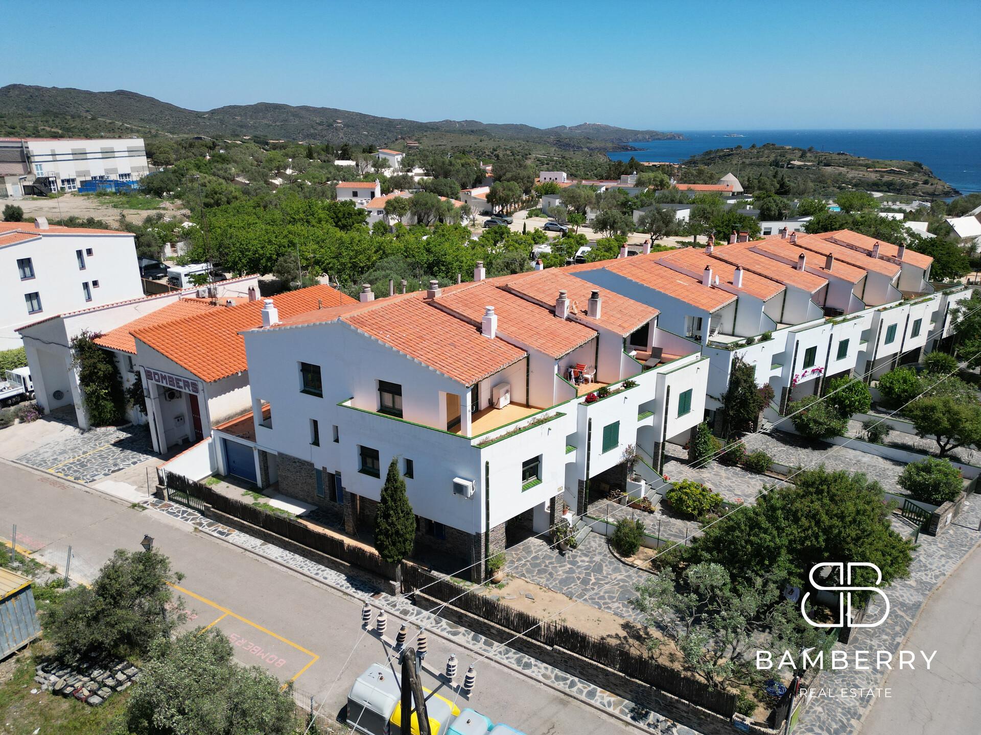 Casa adossada cantonera amb apartament independent a Cadaqués-0