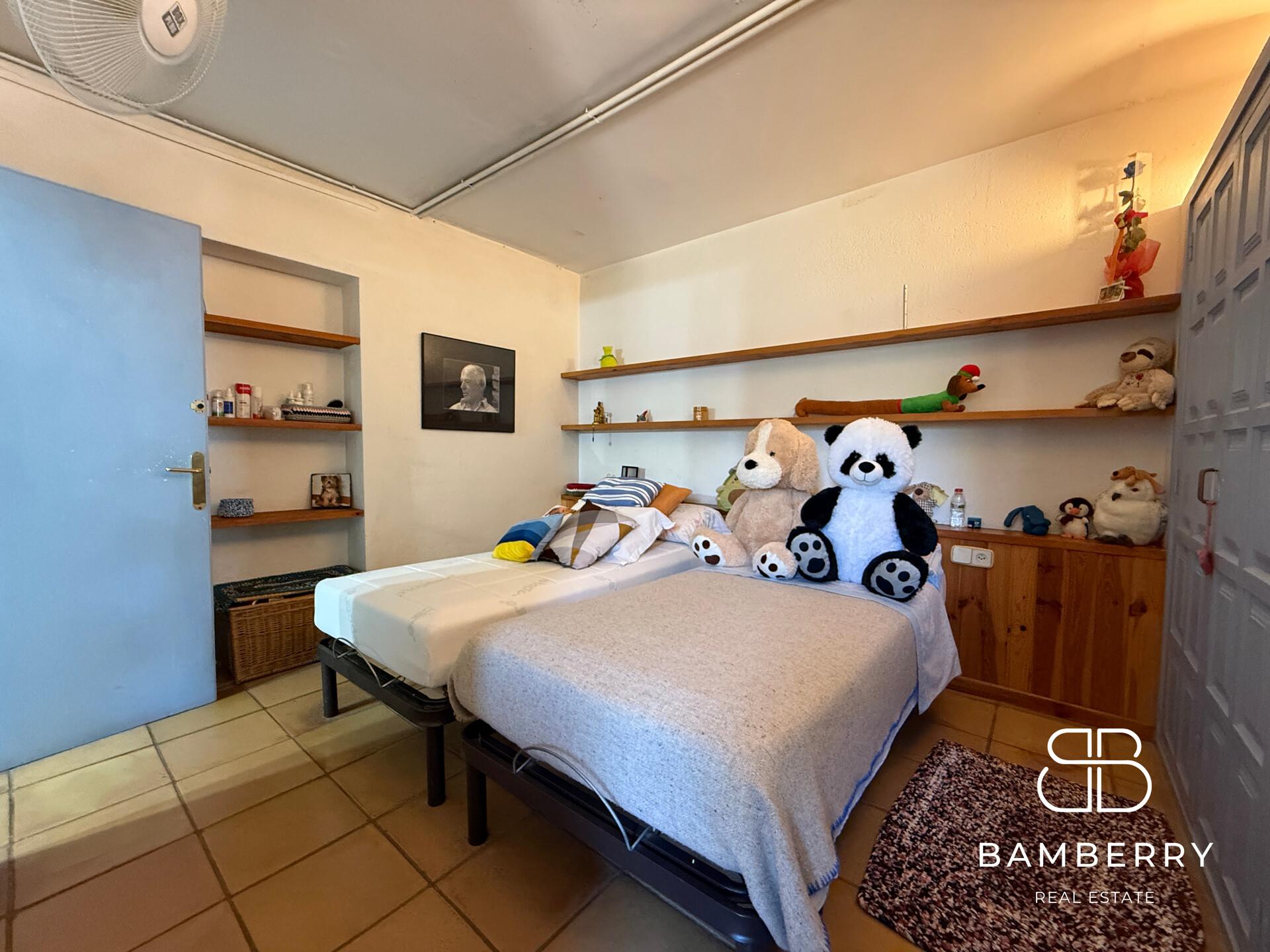 Casa adossada cantonera amb apartament independent a Cadaqués-10