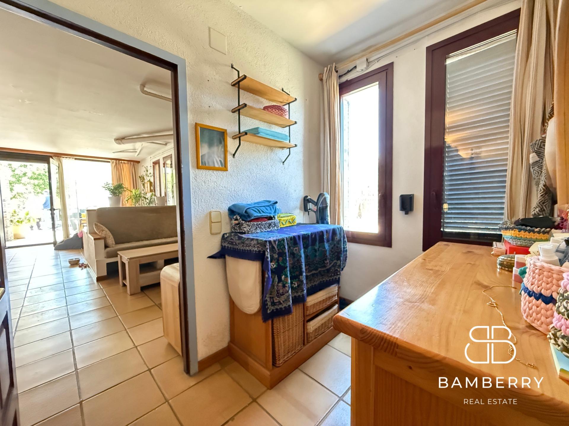 Casa adossada cantonera amb apartament independent a Cadaqués-12