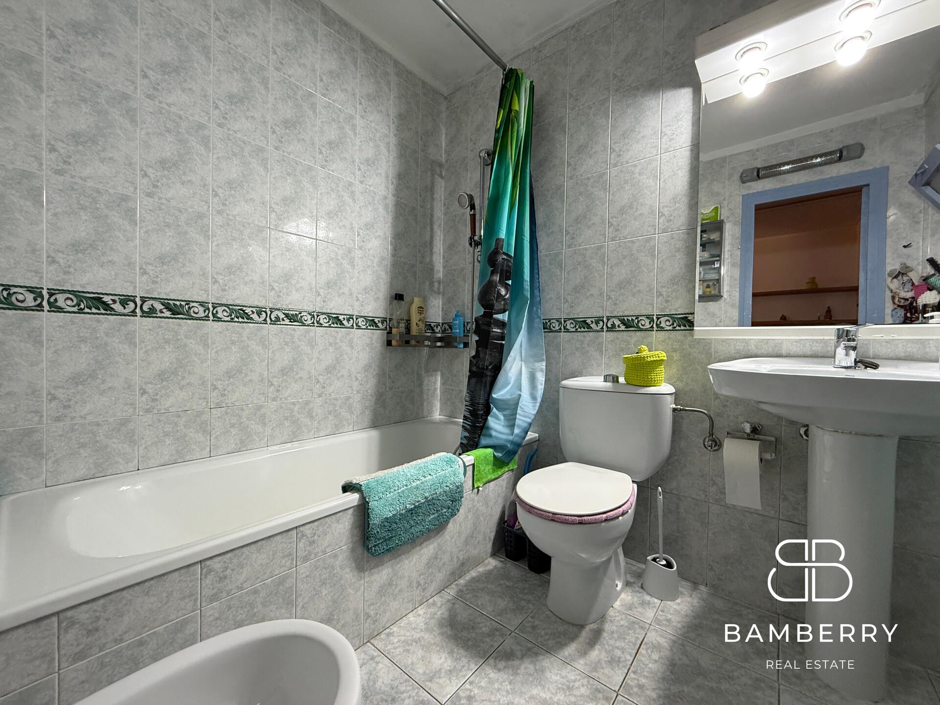 Casa adossada cantonera amb apartament independent a Cadaqués-13