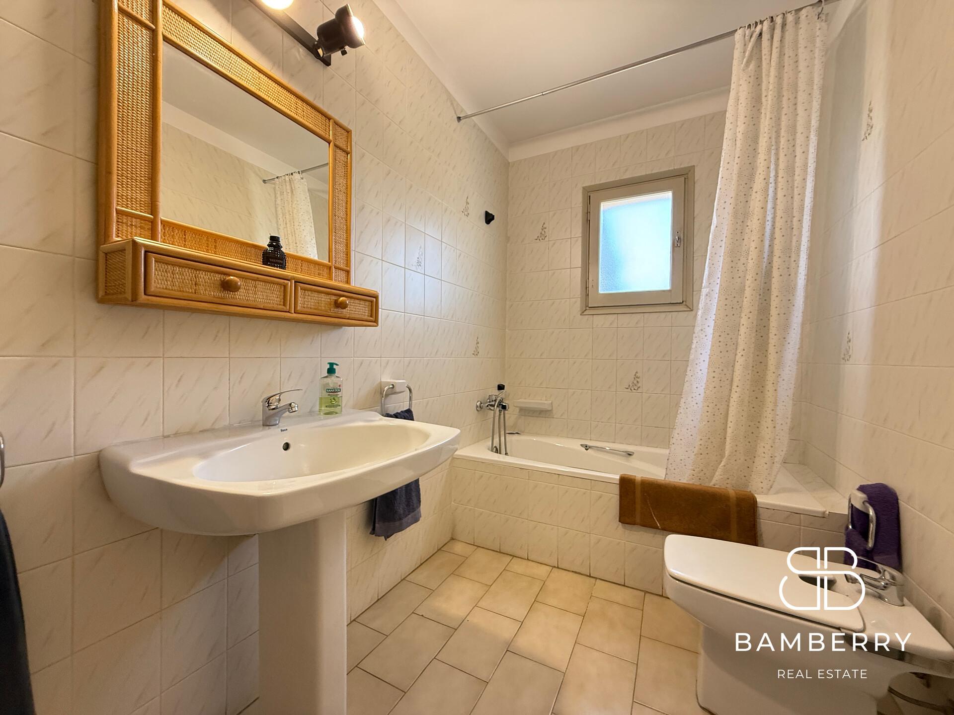 Casa adossada cantonera amb apartament independent a Cadaqués-18