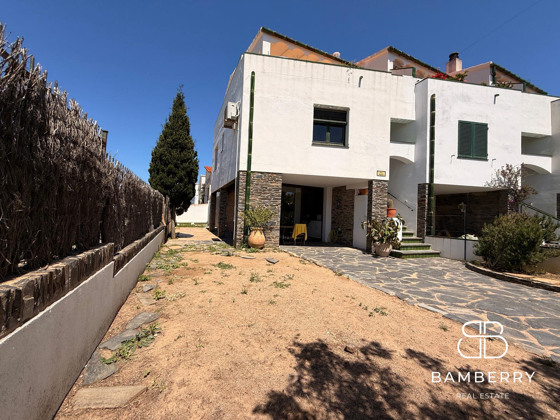 Casa adossada cantonera amb apartament independent a Cadaqués-44