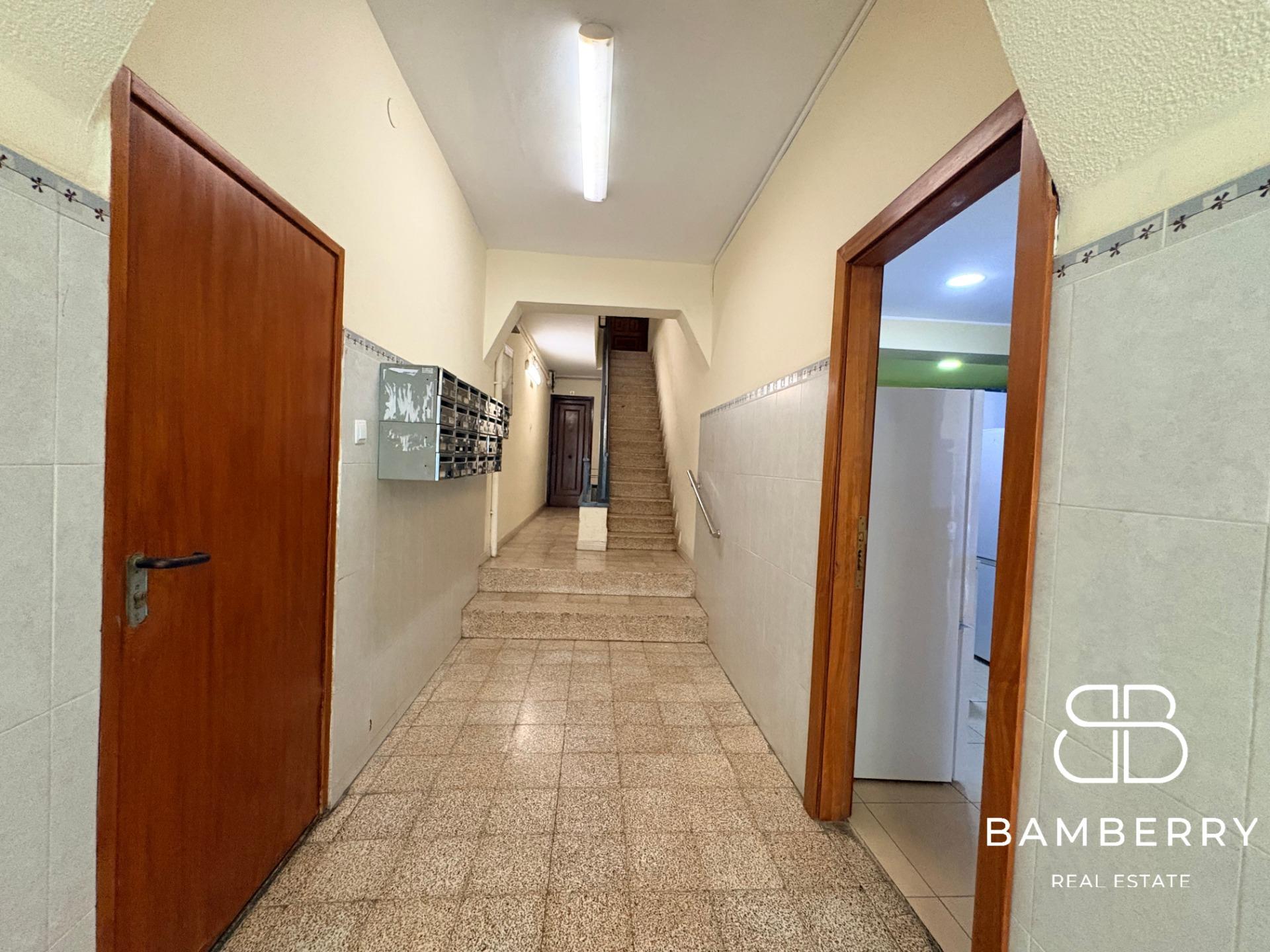 Local comercial de dues plantes amb ampli espai d'emmagatzematge a Premià de Mar-8