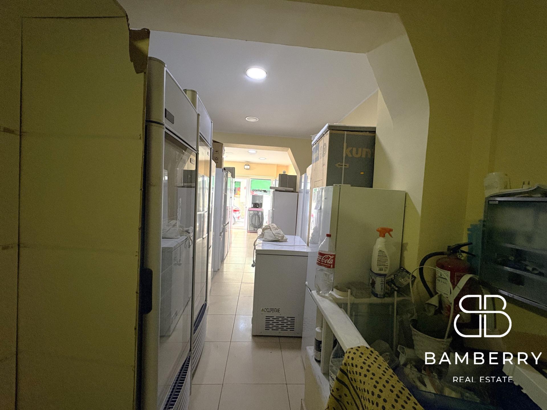 Local comercial de dues plantes amb ampli espai d'emmagatzematge a Premià de Mar-5