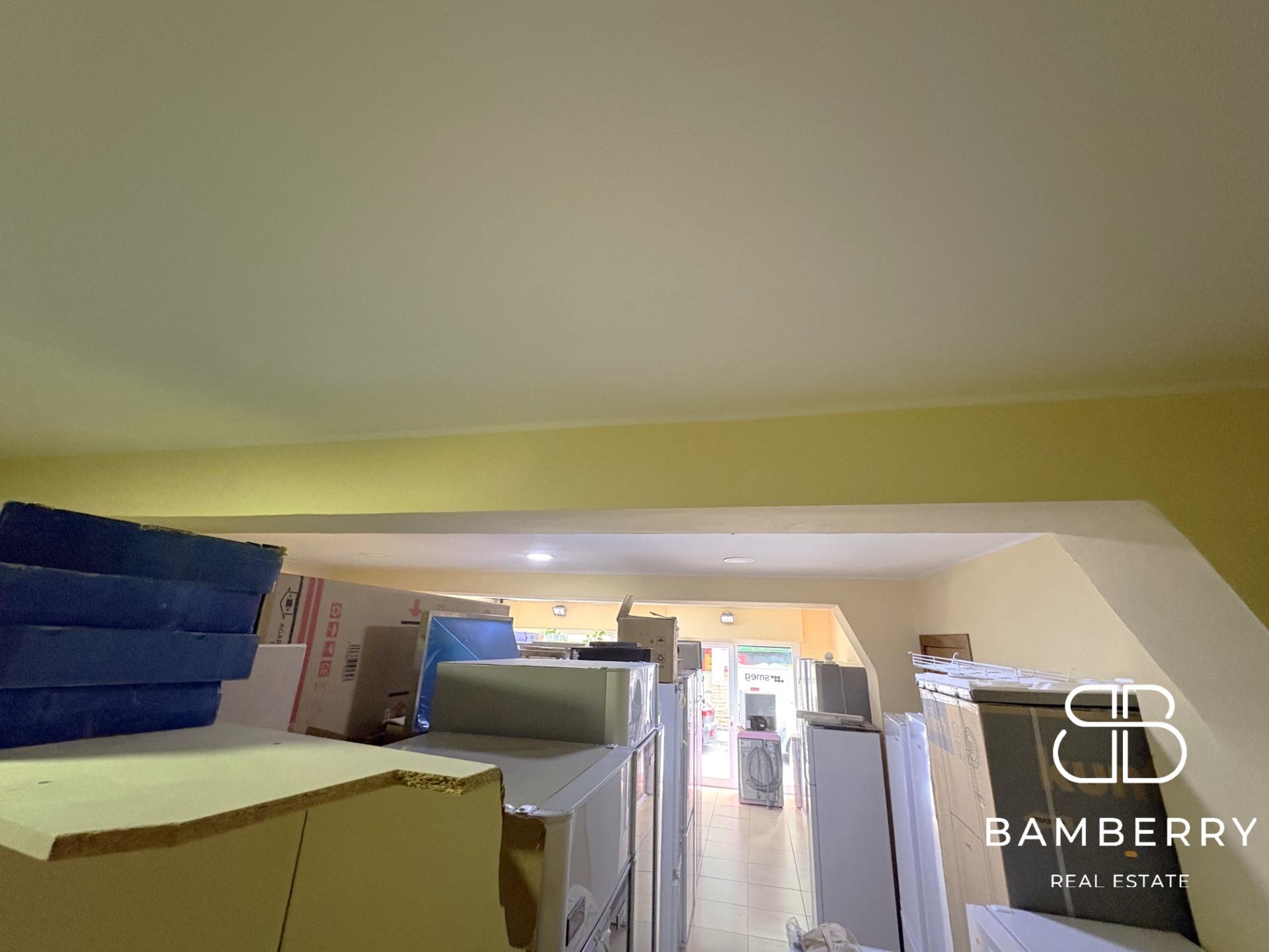 Local comercial de dues plantes amb ampli espai d'emmagatzematge a Premià de Mar-7