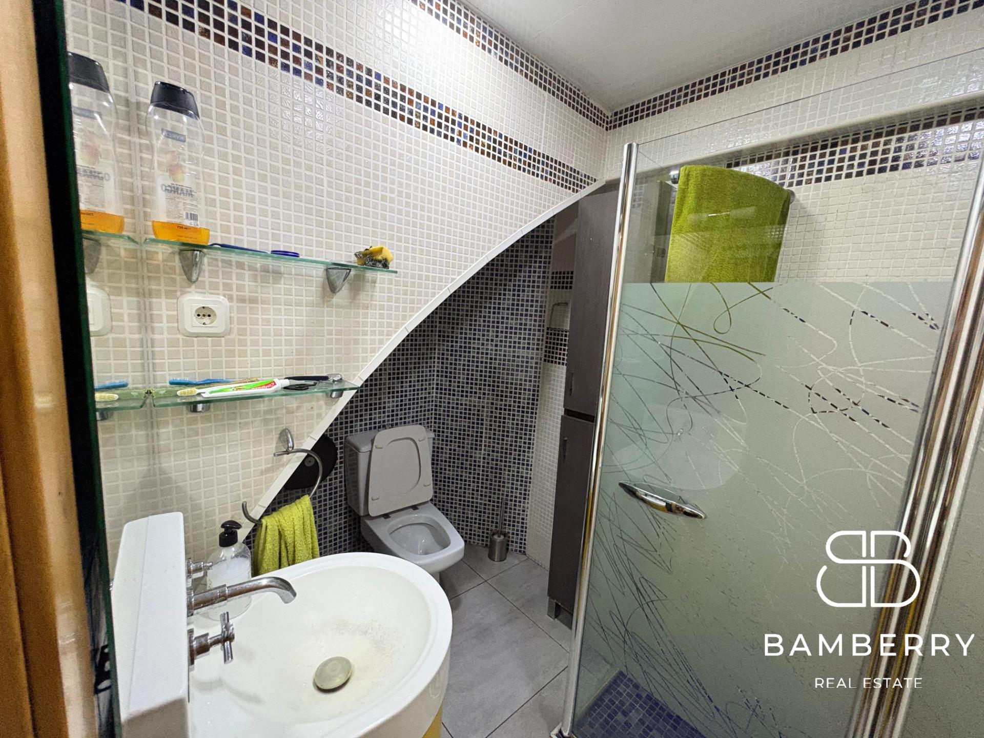 Local comercial de dues plantes amb ampli espai d'emmagatzematge a Premià de Mar-11