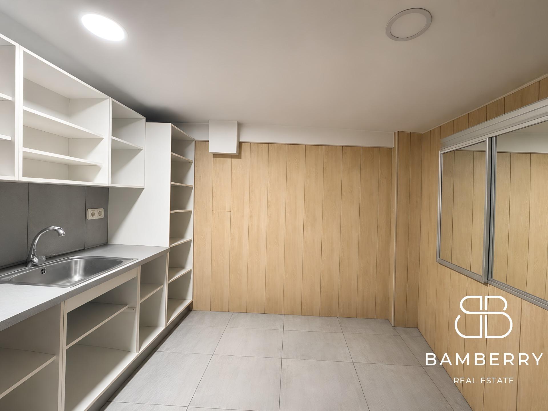Local comercial de dues plantes amb ampli espai d'emmagatzematge a Premià de Mar-13