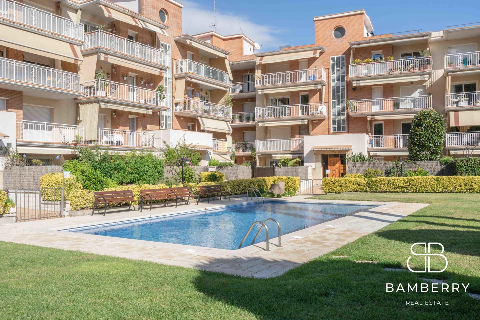 Fantástico piso exterior con terraza, piscina y dos plazas de parking en Sant Pol de Mar-0