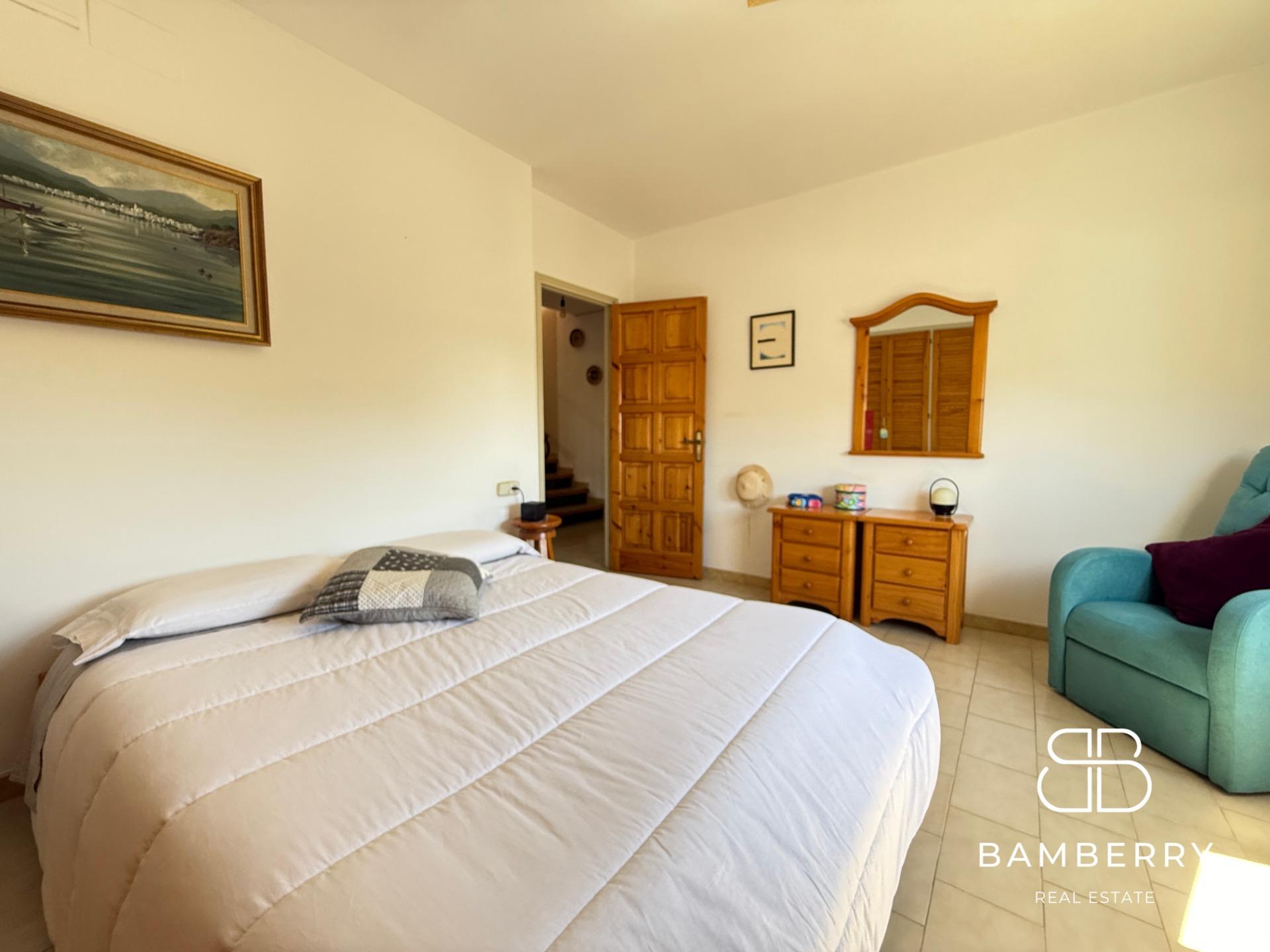 Corner townhouse with independent apartment in Cadaqués-16