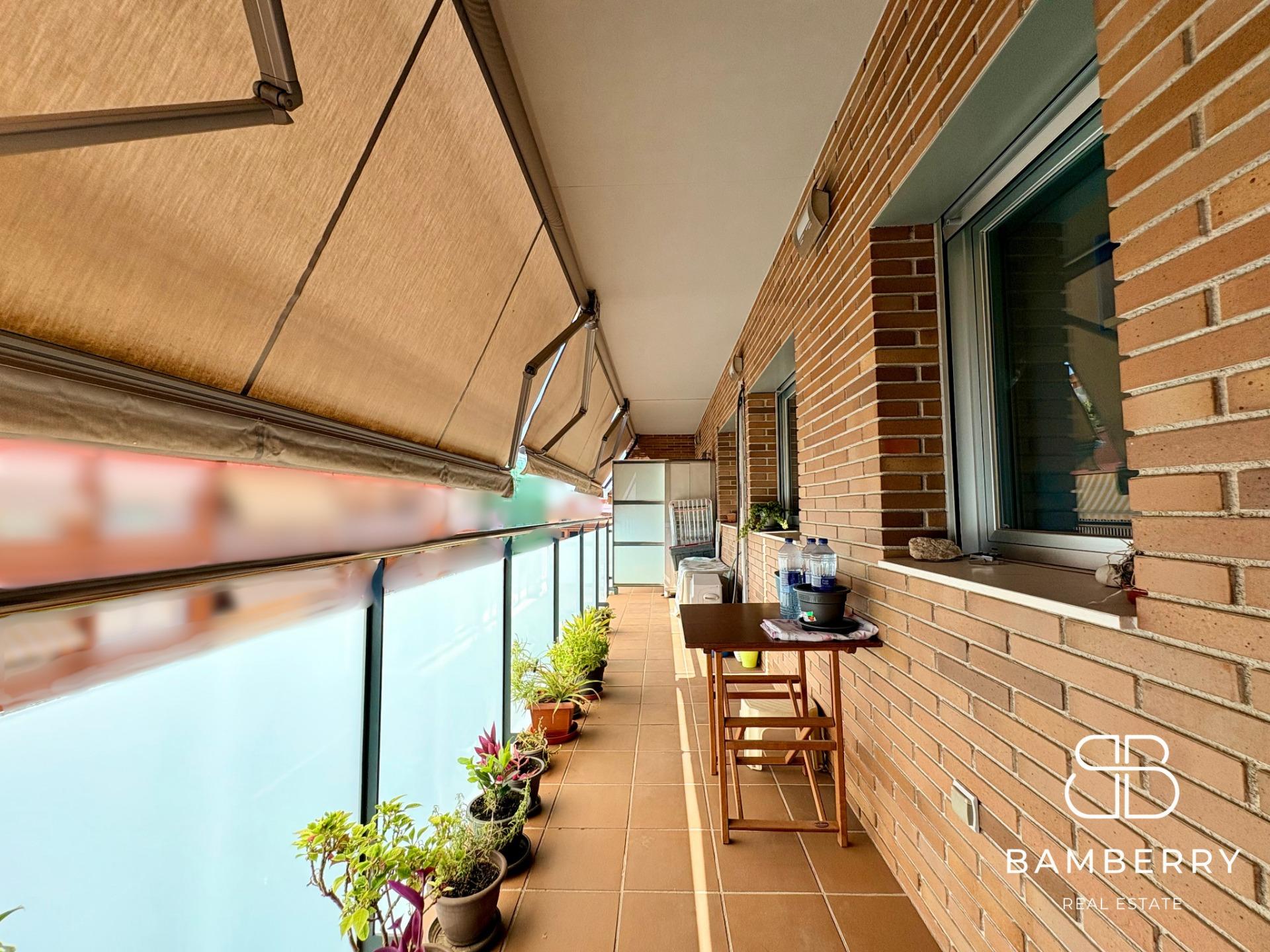 PISO DE 3 HABITACIONES CON 2 BALCONES EN CASTELLDEFELS | FINCA SEMINUEVA CON ASCENSOR-1