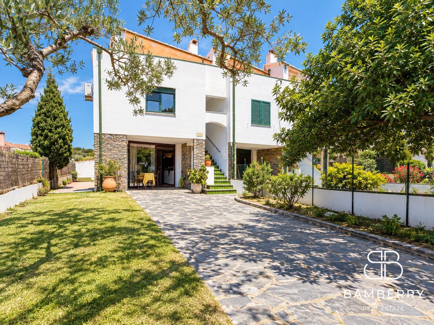 Casa adossada cantonera amb apartament independent a Cadaqués-0