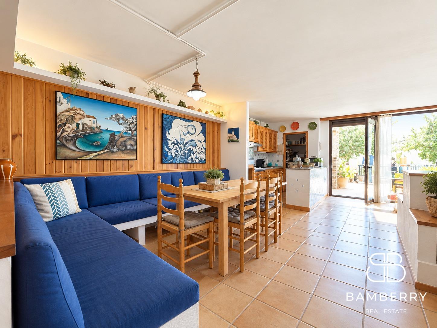 Corner townhouse with independent apartment in Cadaqués-3